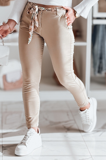 Ženske hlače iz blaga s pasom ROSSALI temno bež Dstreet UY2536