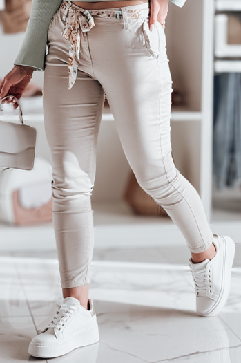 Ženske hlače iz tkanine chinos s pasom ROSSALI svetlo bež Dstreet UY2537