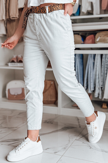 Ženske hlače s pasom MADELINA svetlo sive barve Dstreet UY2625