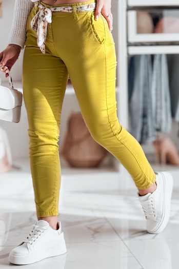 Ženske hlače iz blaga s pasom ROSSALI gorčična Dstreet UY2533