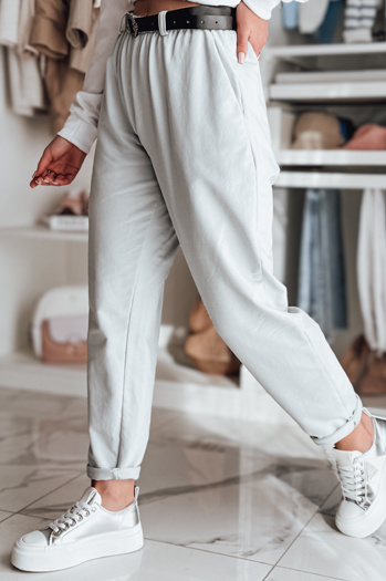 Ženske hlače chinos s pasom TAILANDI svetlo siva Dstreet UY2553