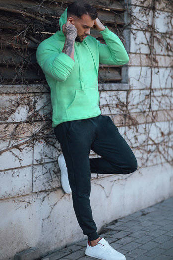 Svetlo-zelena || Črna